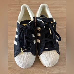 adidas Black & White exclusive Superstars M6/ W7